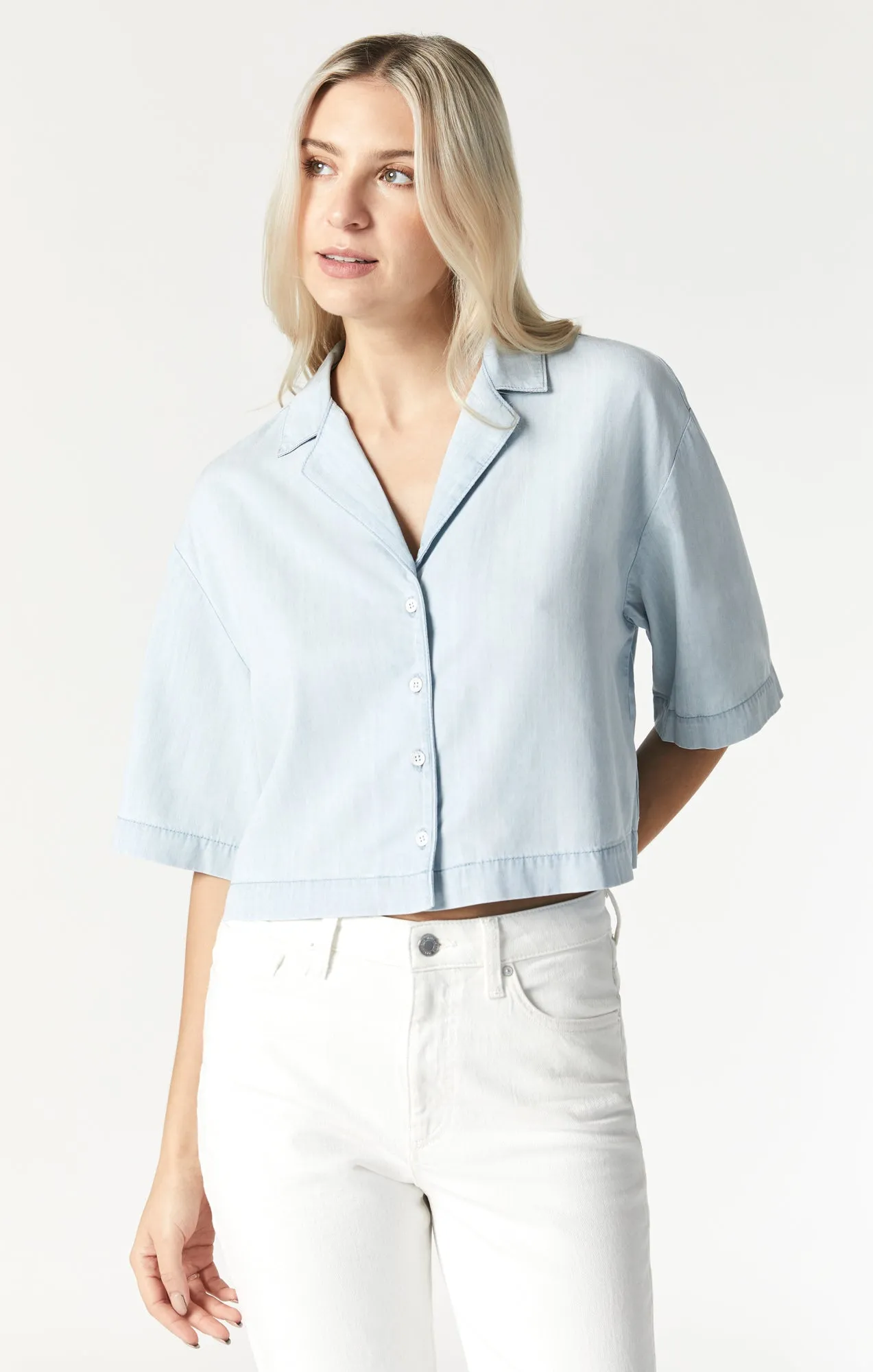 BERRY CROP DENIM SHIRT IN BLUE LIGHT DENIM