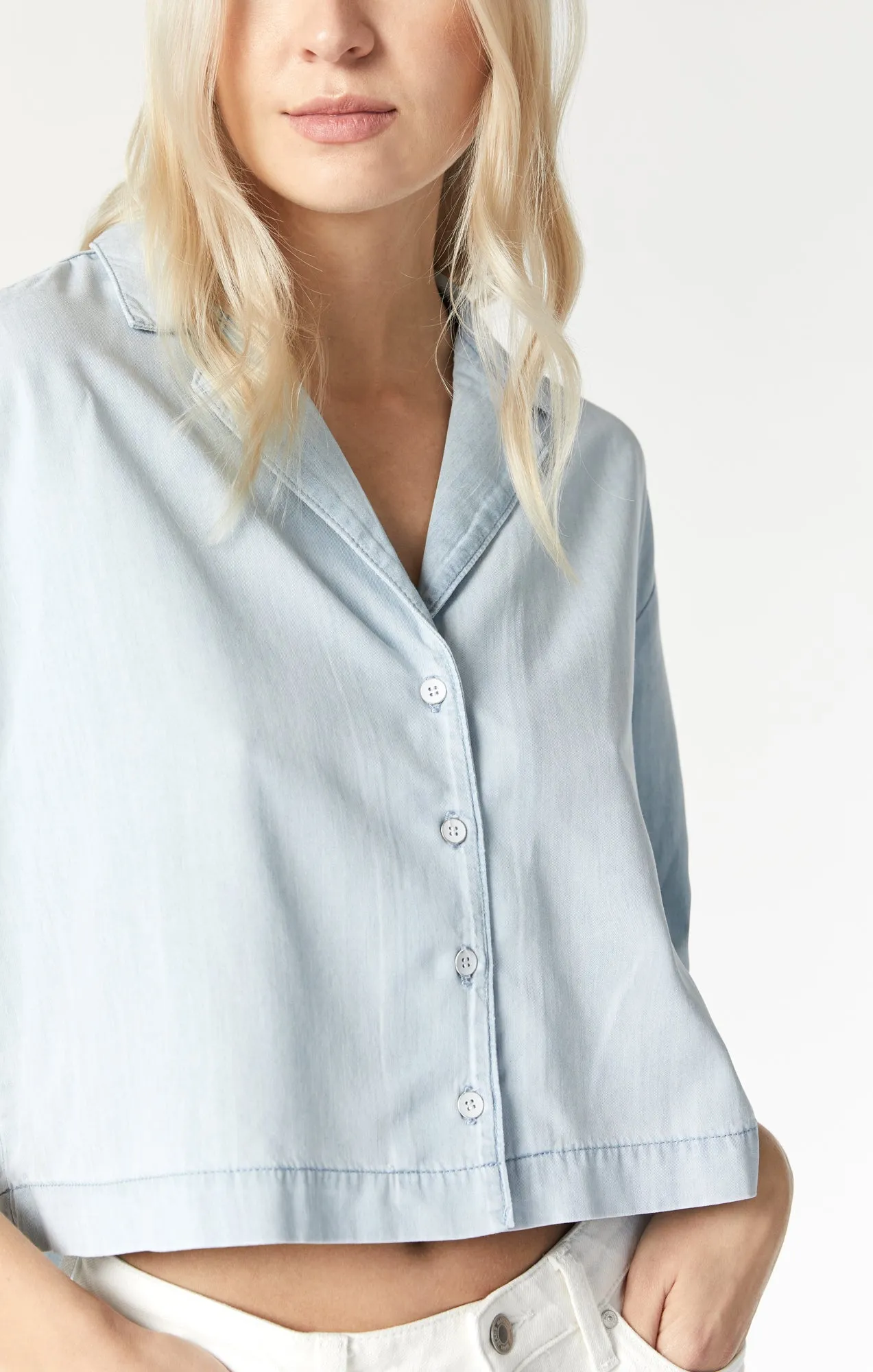 BERRY CROP DENIM SHIRT IN BLUE LIGHT DENIM