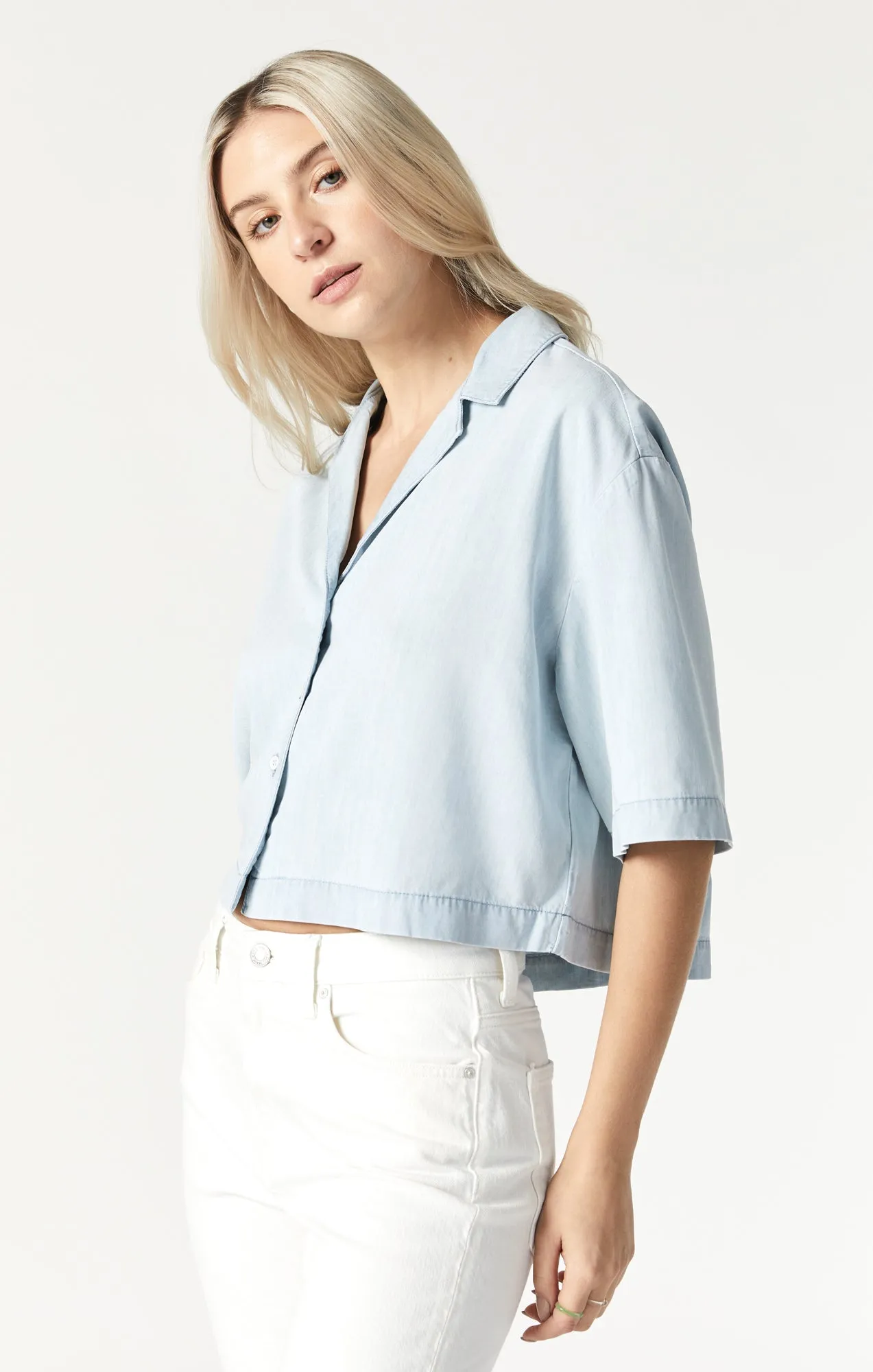 BERRY CROP DENIM SHIRT IN BLUE LIGHT DENIM