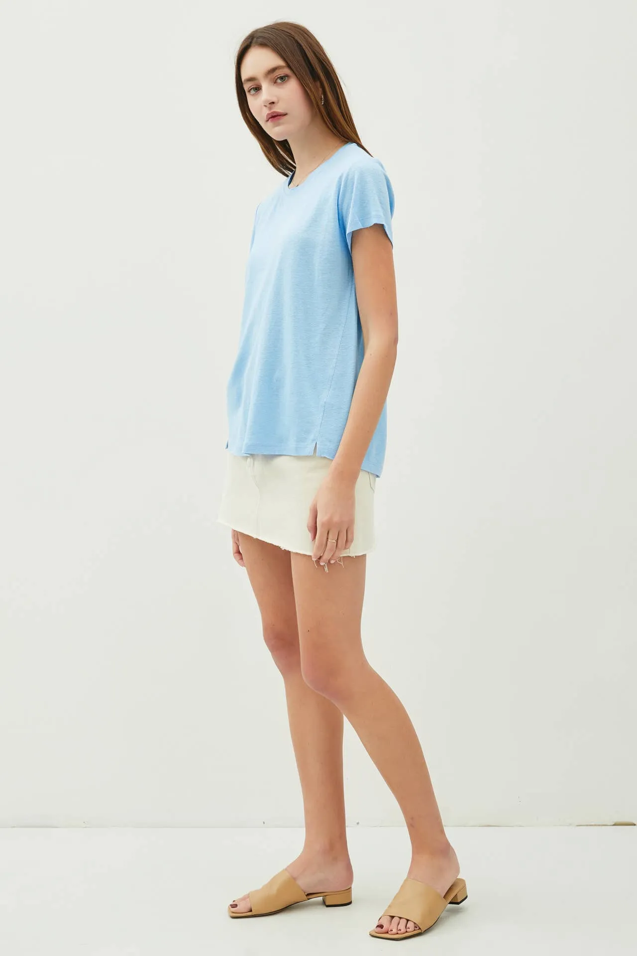 CLASSIC ROUND NECK SPLIT HEM T-SHIRT