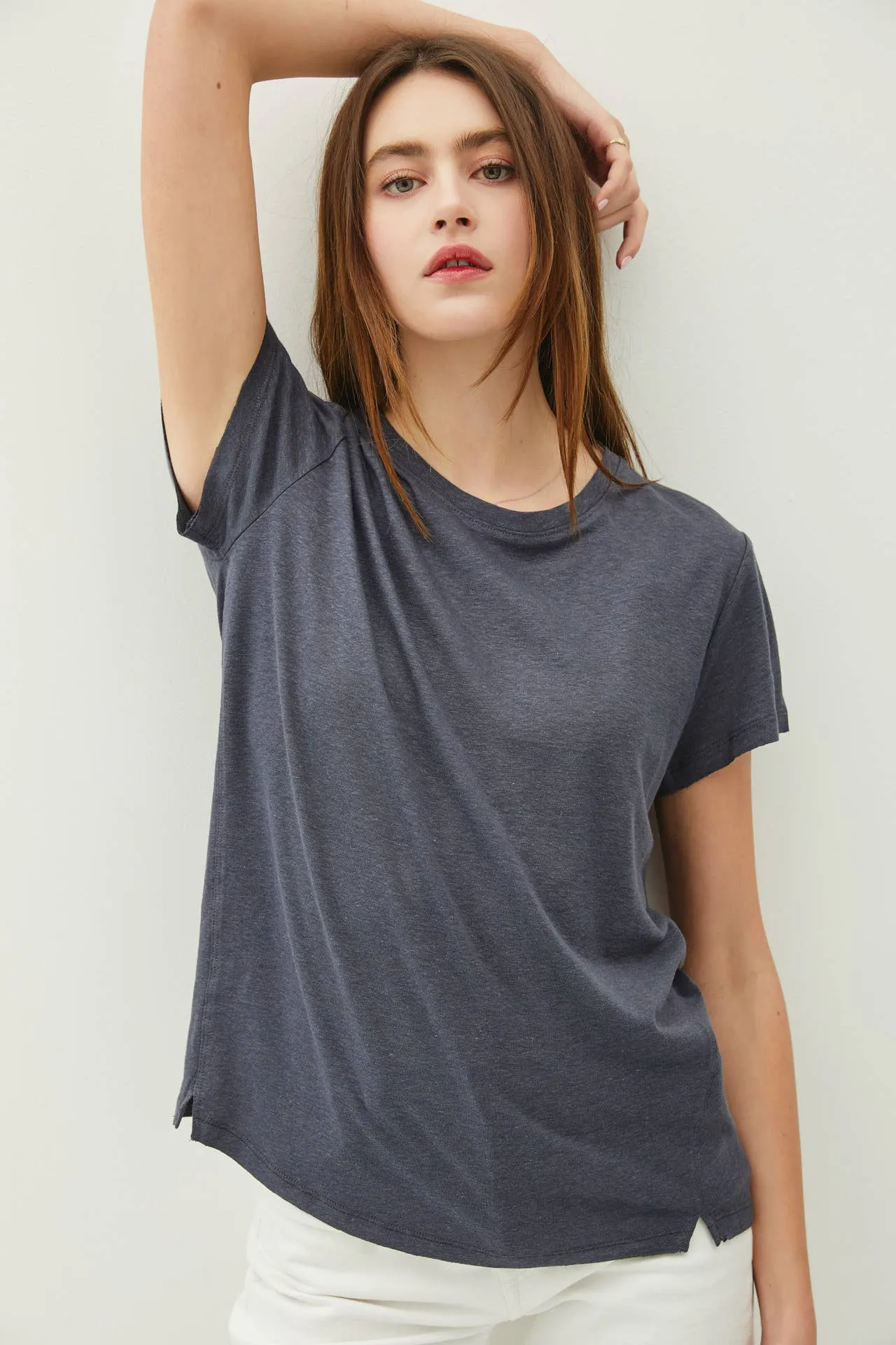 CLASSIC ROUND NECK SPLIT HEM T-SHIRT