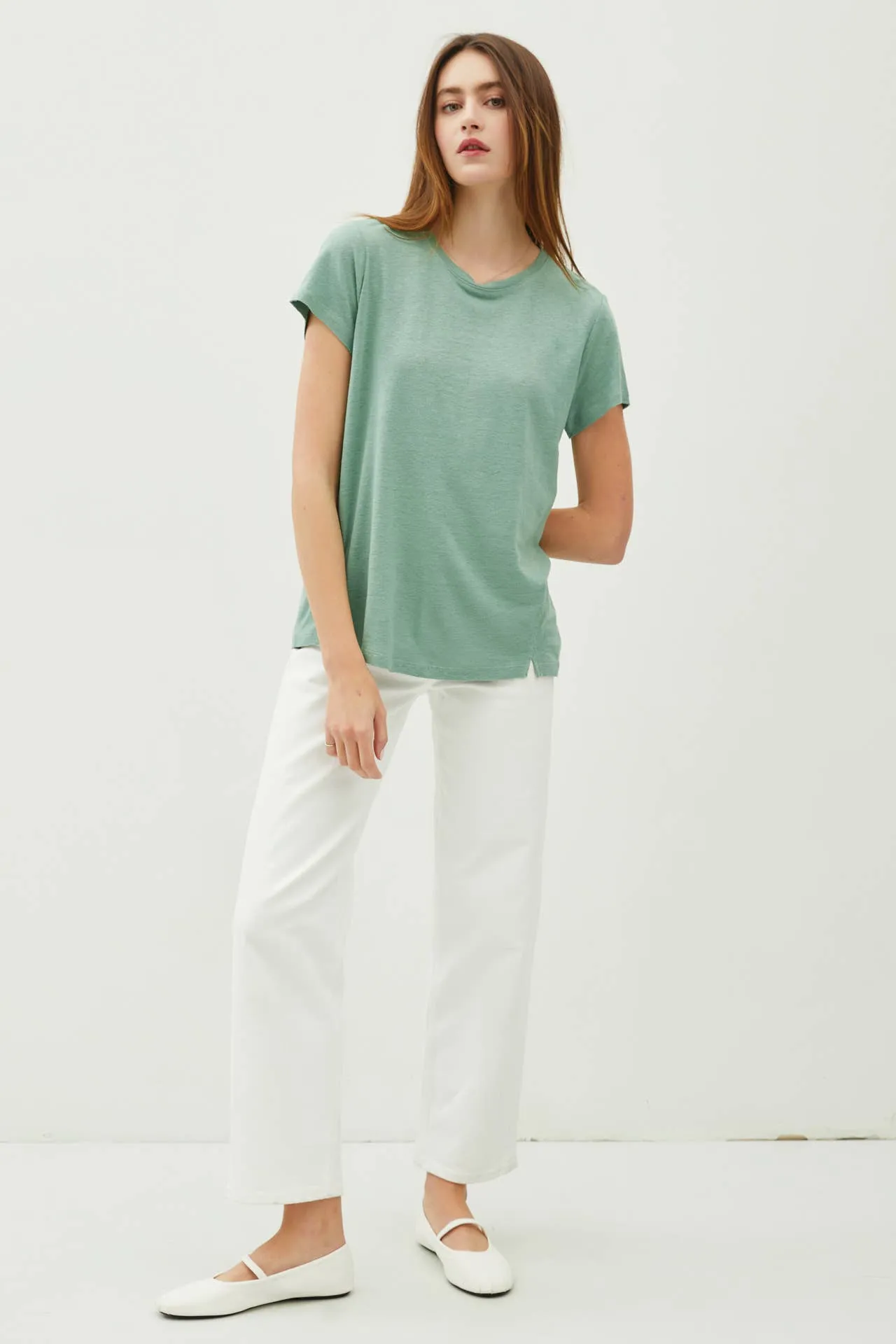 CLASSIC ROUND NECK SPLIT HEM T-SHIRT