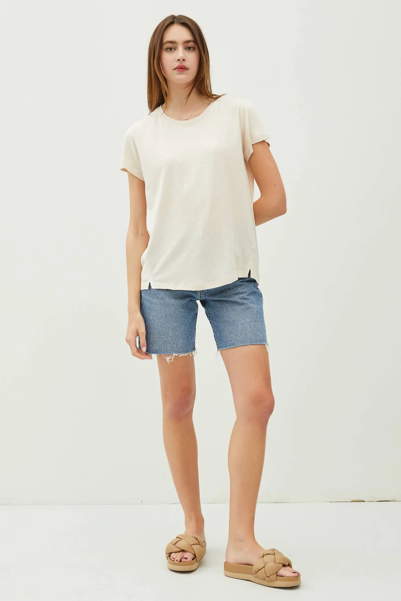 CLASSIC ROUND NECK SPLIT HEM T-SHIRT